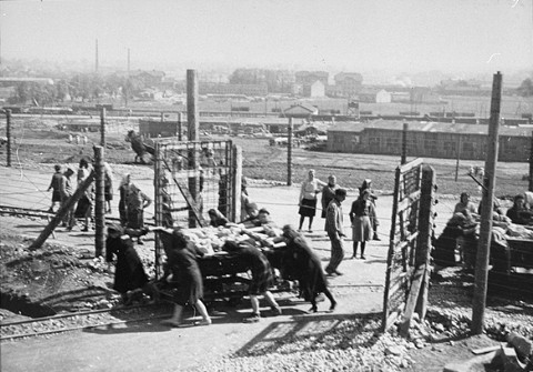 Datei:Jewish women at forced labour at Plaszow2.jpg